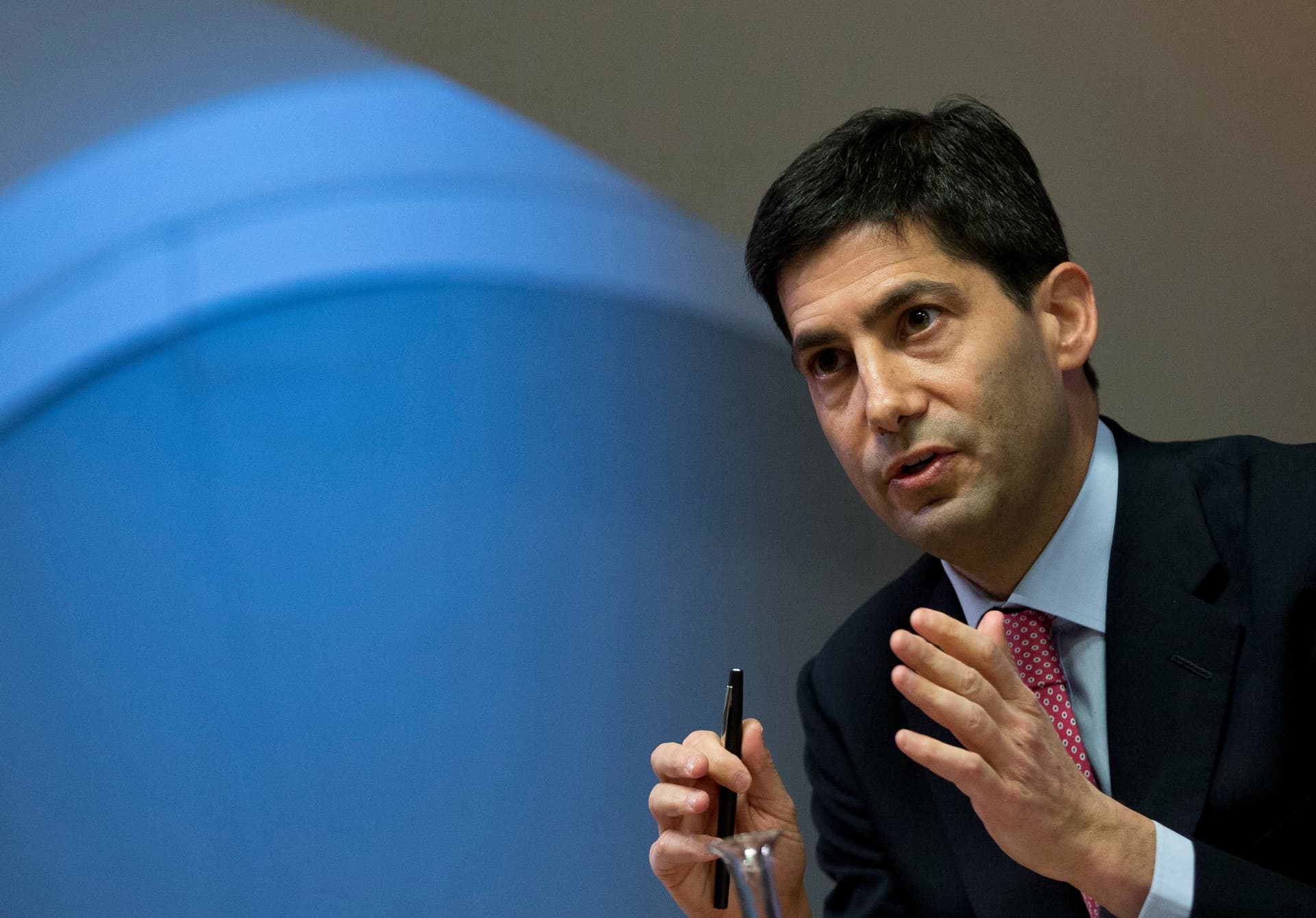 AP/Alastair Grant Kevin Warsh speaks to the press at London on December 11, 2014.