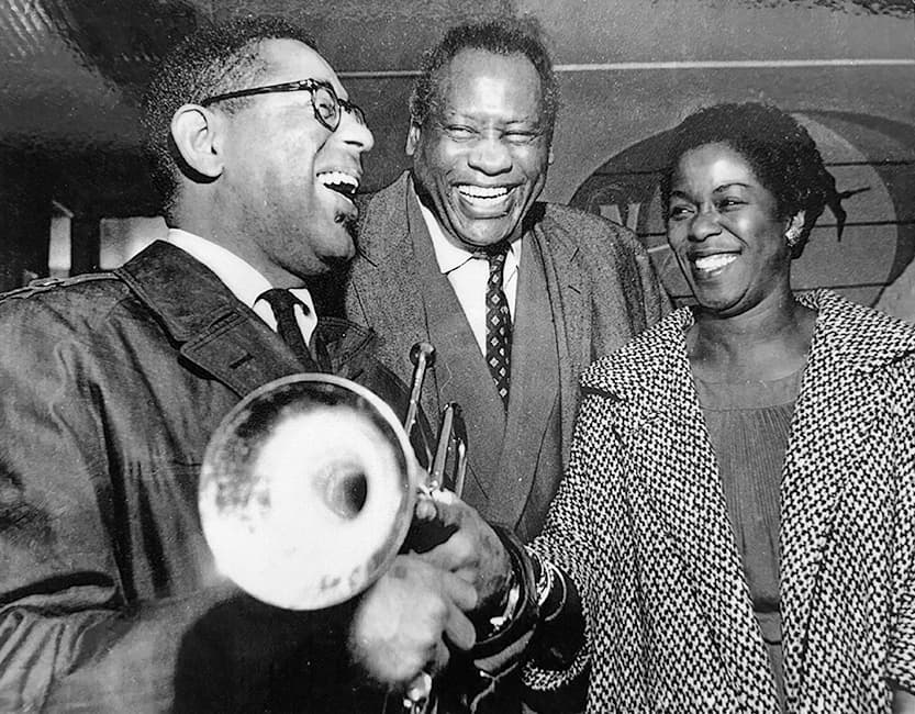 Via Auckland Star/Hannah Middleton Paul Robeson meets jazz greats Dizzy Gillespie and Sarah Vaughan at Auckland airport on October 28, 1960.