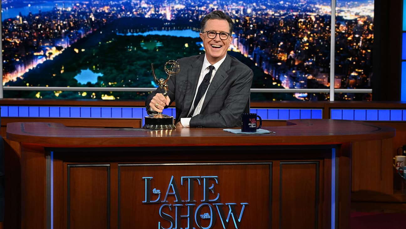 Paramount Global Stephen Colbert mocks Tony Dokoupil for reporting on President Trump’s trip to Communist China from the Republic of China due to a visa issue.