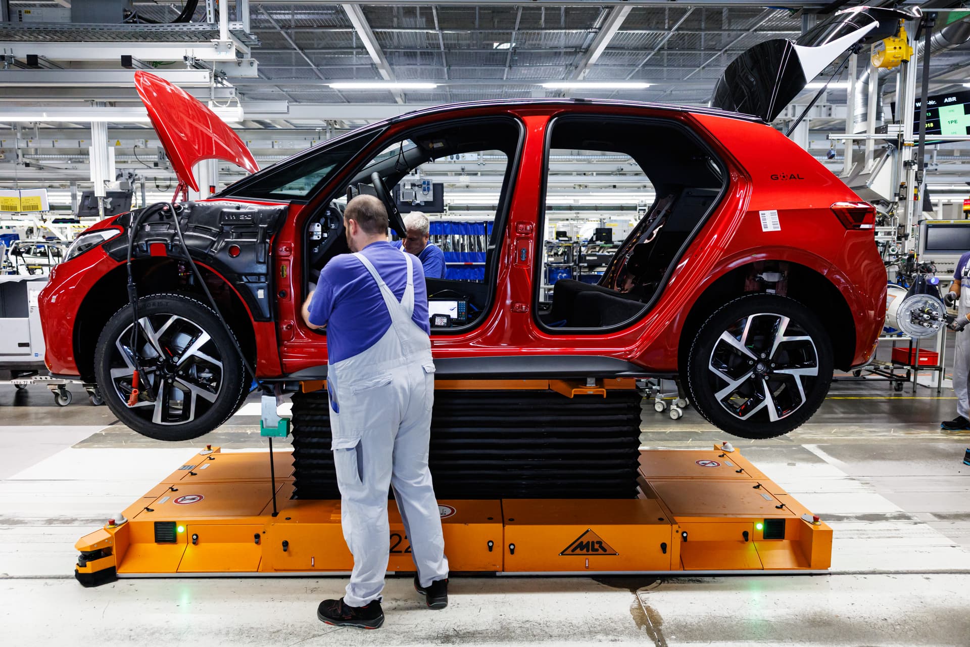 Jens Schlueter/Getty Images American workers are increasingly dissatisfied with the compensation from their jobs and their inability to advance in their careers, according to a new survey.