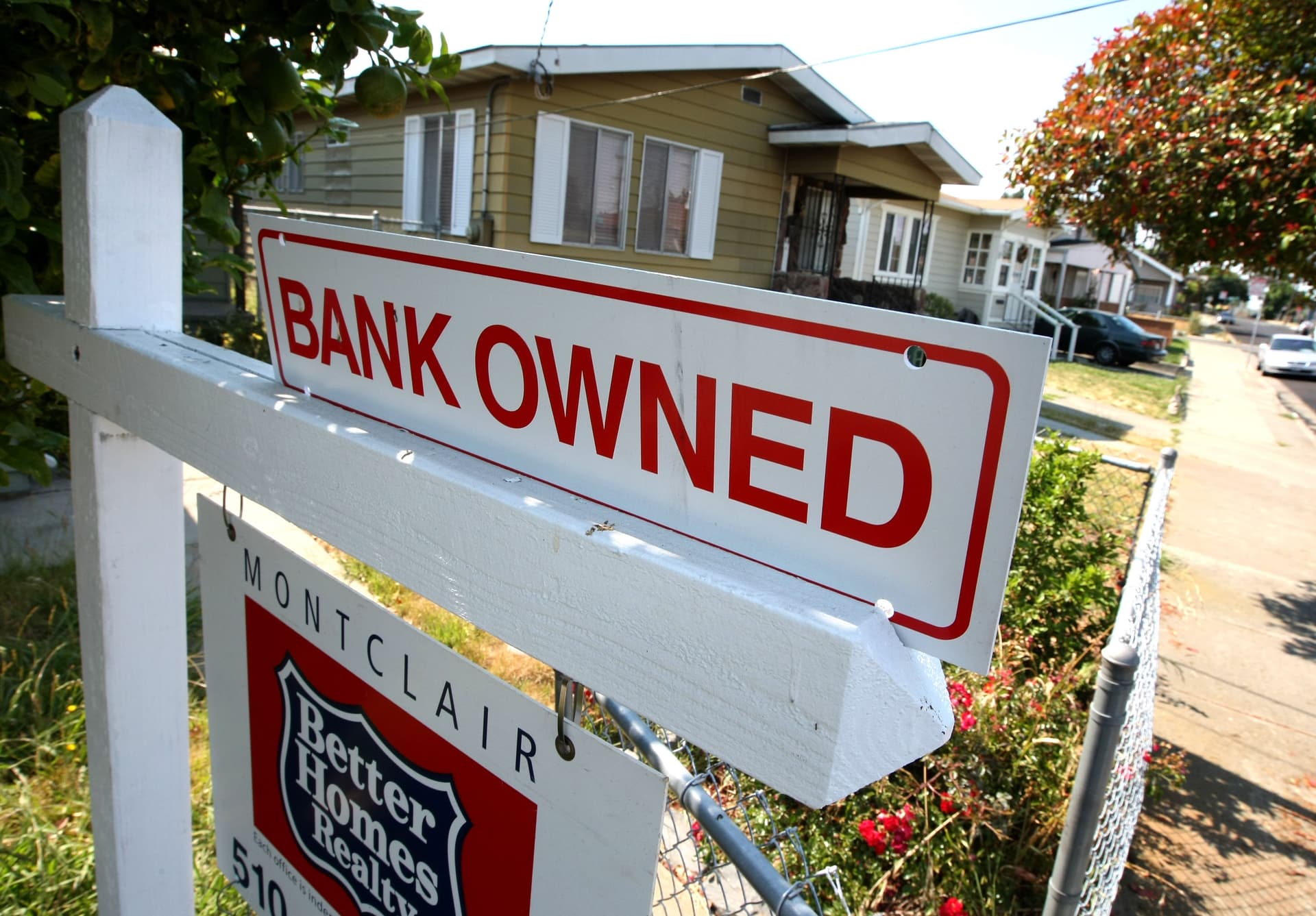 Justin Sullivan/Getty Images A sign in front of a foreclosed home for sale at Richmond, California.