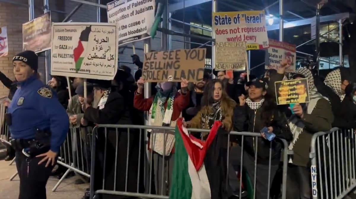 Rabbi Poupko/X.com Protesters outside the Park East Synagogue at New York City.