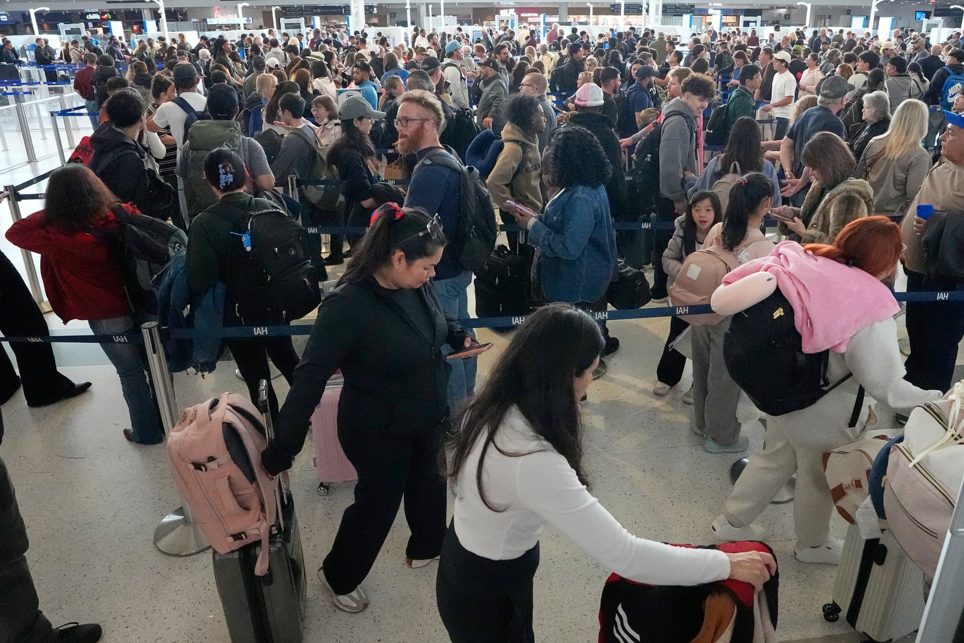 AP/David J. Phillip Passengers wait in a long security checkpoint line at George Bush Intercontinental Airport Thursday, March 19, 2026, in Houston.