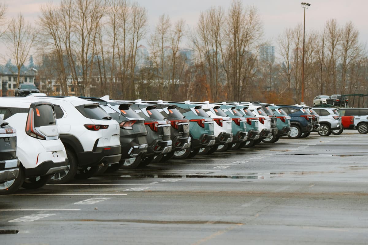 Luke Miller via Pexels A line of parked cars in an outdoor urban parking lot .