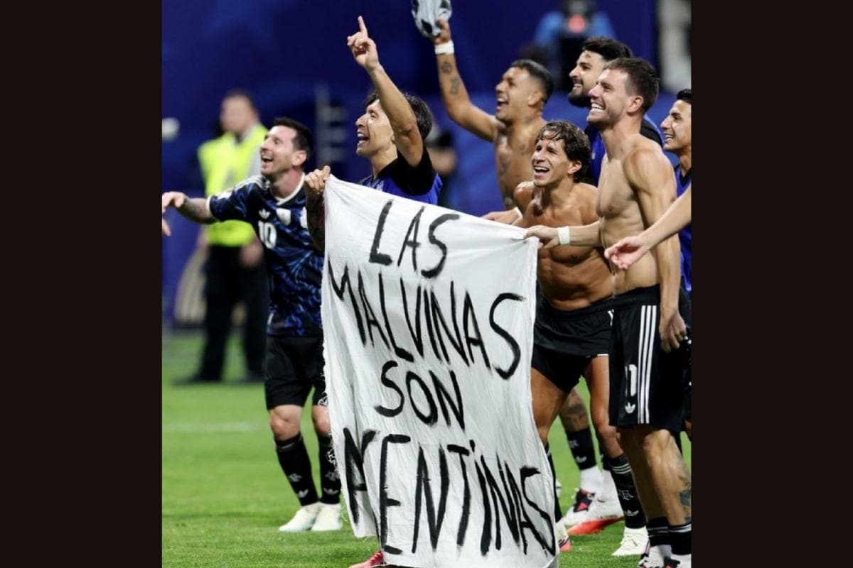 Piers Morgan via X Members of Argentina's World Cup soccer team display a sign saying the Falklands are Argentine after the defeat of England in the semi-finals at Atlanta on July 16, 2026.