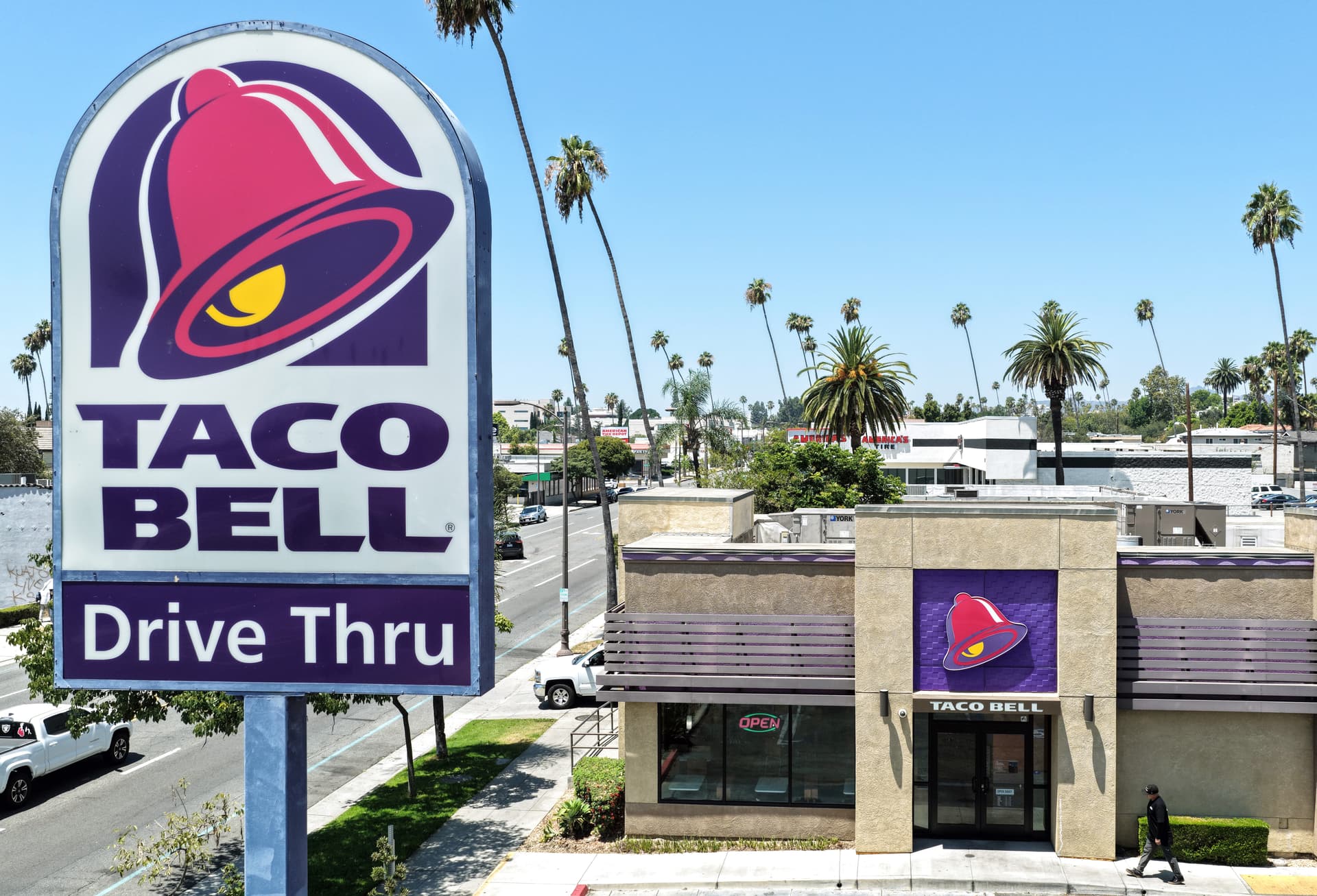 Mario Tama/Getty Images Federal and state health officials have begun investigating whether lettuce served at some Taco Bell restaurants has led to the widespread outbreak of cyclosporiasis, a gastrointestinal illness, which has sickened thousands around the country.