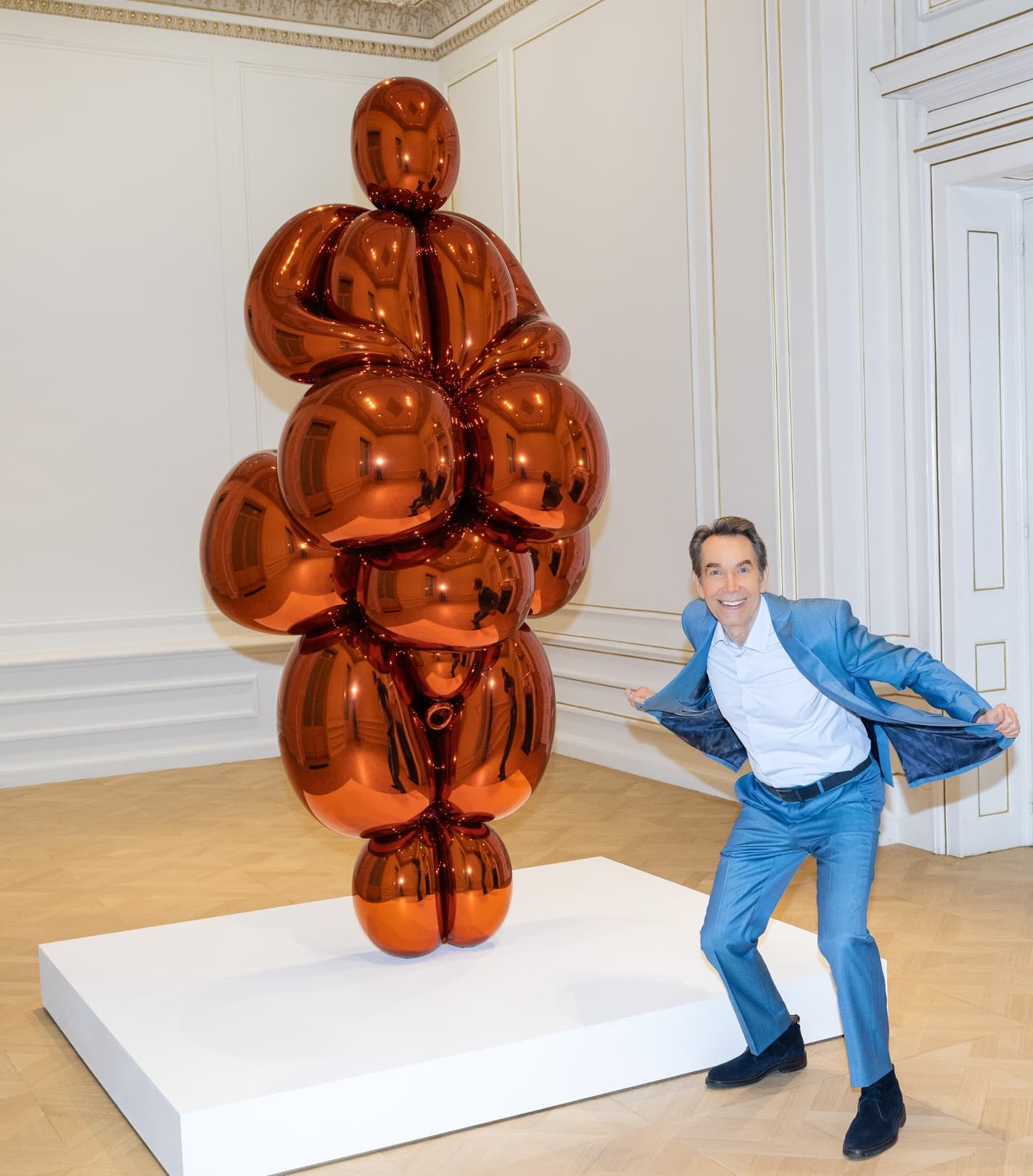 Paris Tavitian © Museum of Cycladic Art Jeff Koons in front of his work 'Balloon Venus Lespugue (Orange)' at the Museum of Cycladic Art.